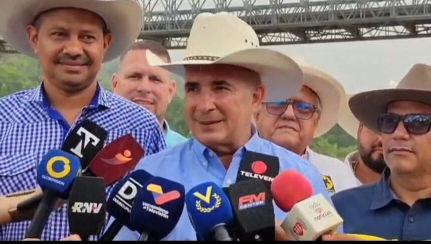 En Táchira, avanzan los trabajos de reparación en el puente sobre el río Burgua para restituir el comercio y la conectividad vial con Apure.