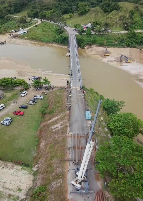 En Táchira, avanzan los trabajos de reparación en el puente sobre el río Burgua para restituir el comercio y la conectividad vial con Apure.
