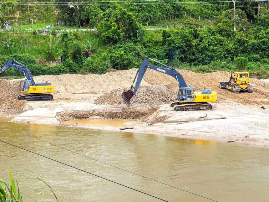 En Táchira, avanzan los trabajos de reparación en el puente sobre el río Burgua para restituir el comercio y la conectividad vial con Apure.