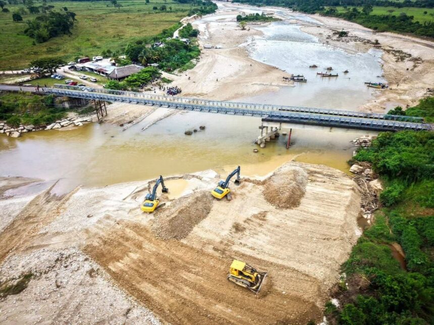 En Táchira, avanzan los trabajos de reparación en el puente sobre el río Burgua para restituir el comercio y la conectividad vial con Apure.