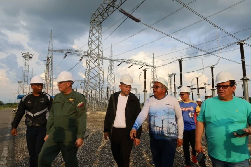 Inspeccionan la instalación de un autotransformador en la Subestación Portuguesa 400 para optimizar el servicio eléctrico en cinco estados del país.