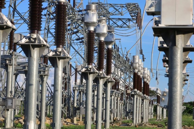 Inspeccionan la instalación de un autotransformador en la Subestación Portuguesa 400 para optimizar el servicio eléctrico en cinco estados del país.