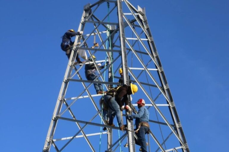 Inspeccionan la instalación de un autotransformador en la Subestación Portuguesa 400 para optimizar el servicio eléctrico en cinco estados del país.