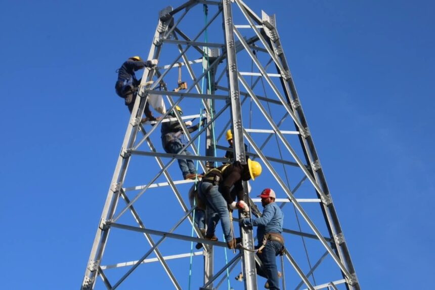 Inspeccionan la instalación de un autotransformador en la Subestación Portuguesa 400 para optimizar el servicio eléctrico en cinco estados del país.