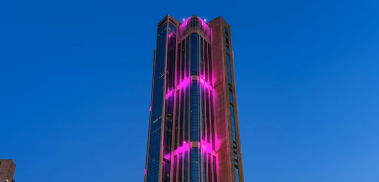 Iluminan Parque Central contra el cáncer de mama