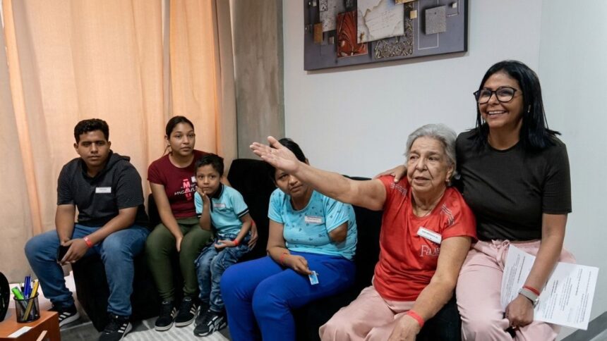 Un total de 564 viviendas se entregaron este viernes en la ciudad de Caracas y los estados Barinas, Táchira, Falcón y Miranda a familias afectadas por los terremotos de 7,2 y 7,5 del 24 de junio. En la ciudad capital, la presidenta de la República, Delcy Rodríguez, lideró la jornada en el Urbanismo Simón Rodríguez de Ciudad Tiuna, donde fueron adjudicados 92 apartamentos. “La entrega de una nueva vivienda representa el fin de una etapa de alta vulnerabilidad. Un inmueble definitivo devuelve a los ciudadanos la estabilidad necesaria para reorganizar sus dinámicas”, expresó la jefa de Estado. Rodríguez precisó que, entre rehabilitadas y entregadas, 3.500 familias han regresado o cuentan con una nueva vivienda. Además, reiteró la meta de alcanzar las 4.000 para diciembre. Asimismo, la mandataria anunció la entrega de 80 viviendas unifamiliares transitorias en Fuerte Tiuna para ofrecer espacios privados a quienes permanecen en campamentos. También señaló que con esta incorporación suman 580 de este tipo entre esta zona y Ciudad Caribia. “Les aseguramos a quienes están en los campamentos van a tener una vivienda. Estamos trabajando sin descanso”, afirmó la presidenta.