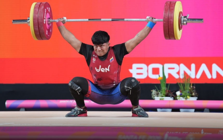 Venezolano Ángel Rodríguez impone récord mundial juvenil en halterofilia