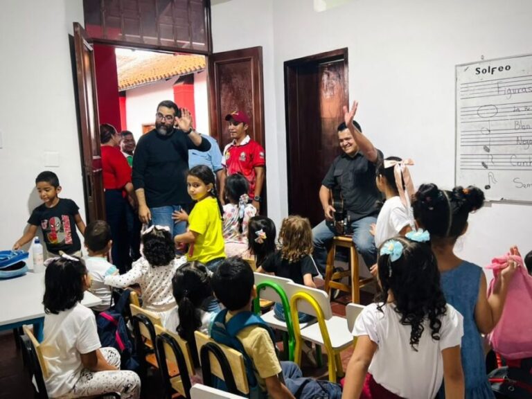l ministro para la Cultura, Alejandro López, recorrió espacios históricos y centros de formación artística de Barinas para conocer las instalaciones dedicadas a preservar el patrimonio y promover las expresiones culturales de la entidad. La visita incluyó el Teatro José Esteban Ruiz Guevara, donde se desarrolla el Festival Internacional de Joropo 'Kariña de Oro', dedicado a la música, el baile y las tradiciones llaneras, informó el Ministerio del Poder Popular para la Cultura. López también visitó la Escuela de Artes Escénicas Dana Zarela y el núcleo del Sistema Nacional de Orquestas y Coros Juveniles e Infantiles de Venezuela, espacios destinados a la formación y el desarrollo de nuevos talentos. En la Escuela de Música José Ángel Lamas conoció los programas de enseñanza instrumental y canto dirigidos a niños, jóvenes y adultos de la región. El recorrido contempló además el Museo de Los Llanos, la Casa Cultural del Alba en Venezuela, la Librería del Sur y la Casa de la Cultura Napoleón Sebastián Arteaga, ubicados en distintos puntos del municipio Barinas. La jornada contó con representantes regionales y municipales de las áreas de cultura y turismo, además de cultores, creadores y trabajadores del sector, quienes respaldaron las iniciativas de preservación del joropo y la identidad llanera. Barinas forma parte de los territorios venezolanos con una importante tradición musical y dancística, especialmente vinculada al joropo, expresión representativa de la cultura de los Llanos. Los espacios culturales y las escuelas artísticas contribuyen a la transmisión de saberes, la formación de nuevas generaciones y la difusión del patrimonio histórico y musical de la región.