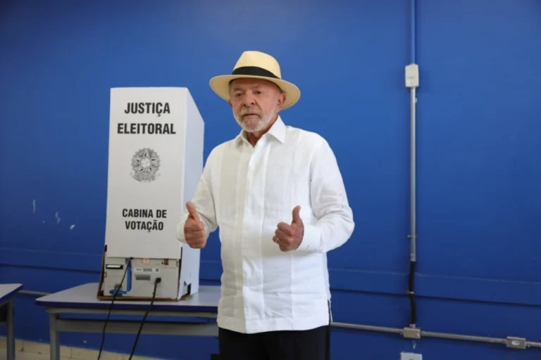 El presidente de Brasil y candidato a la reelección, Luiz Inácio Lula da Silva, votó este domingo en São Bernardo do Campo